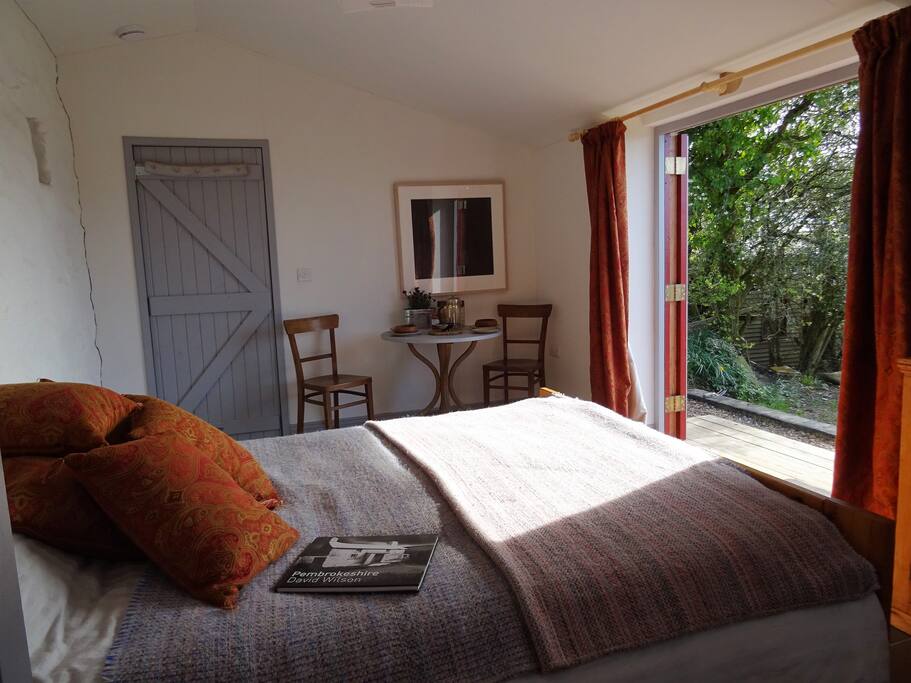 The king size bed has anti allergy feather pillows and all-season duvet. Pile up the cushions and vintage welsh blankets to cwtch with a book.