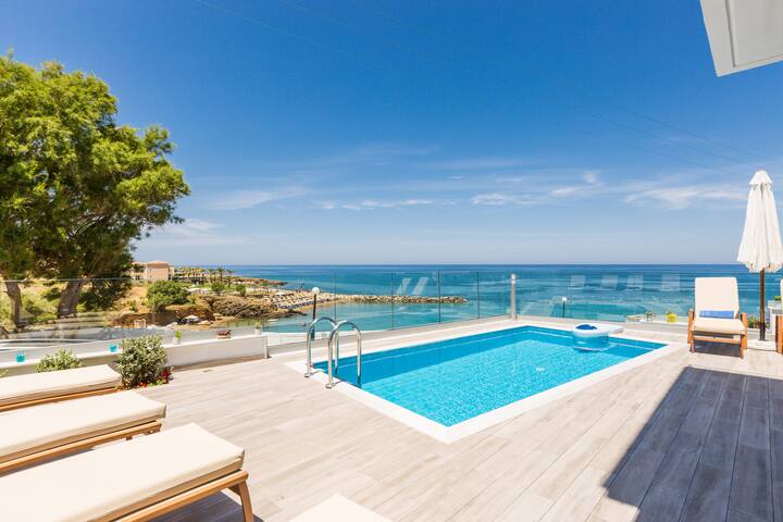 Premium Beachfront Villa, 40m from the beach!