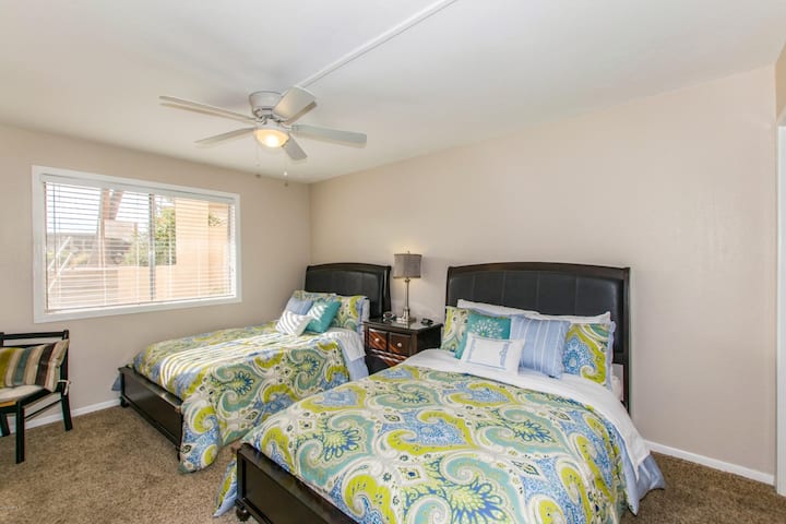 Chumba cha 1 cha kulala chenye vitanda 2 vya watu wawili,  tembea kwenye kabati na dawati la kujifunza