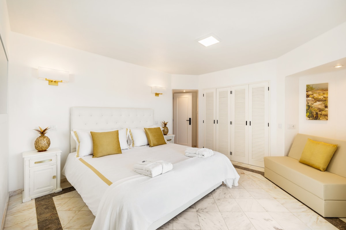 Master Suite 1
King beds, luxury decor and spacious areas to relax.