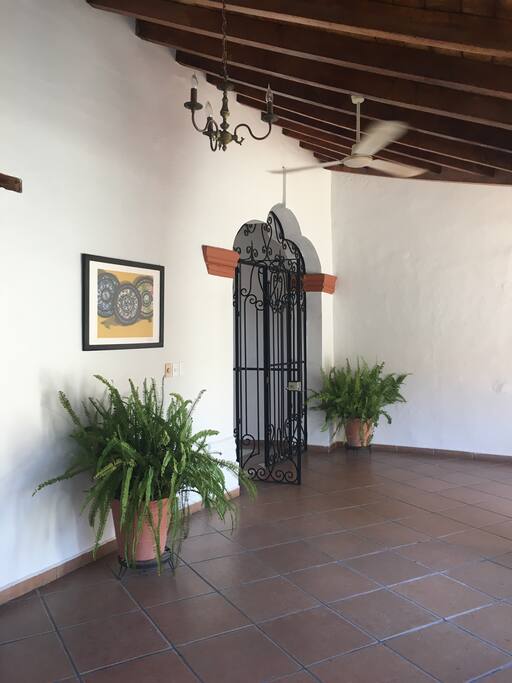 Acceso a la casa amplio, conveniente para cualquier necesidad de acceso