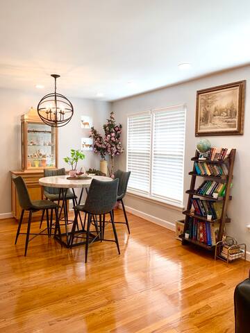 Luxury House 6bed/2.5bath/2parking close to lake gallery image 5