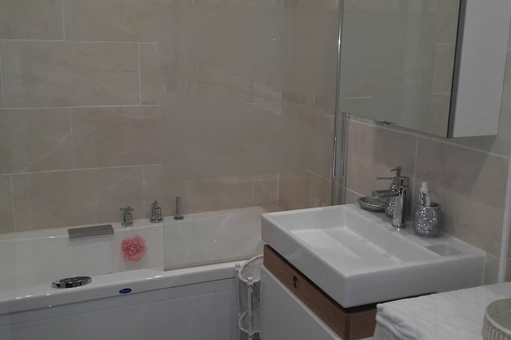 Grande salle de bain avec balneo/jacuzzi. Nombreux rangements.