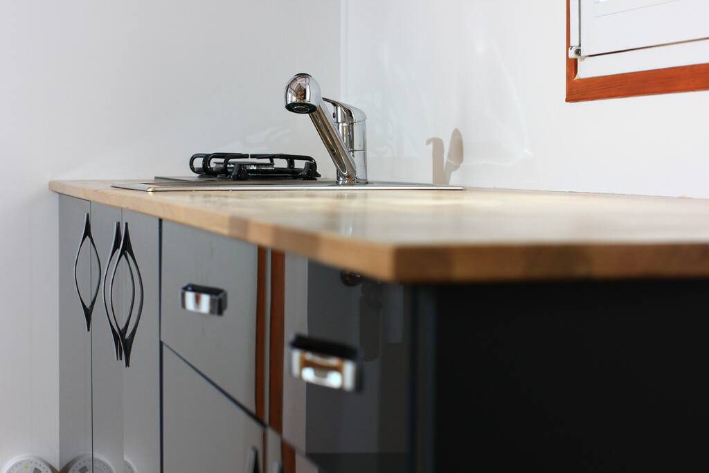 Cuisine entièrement équipée pour préparer vos repas sur place.