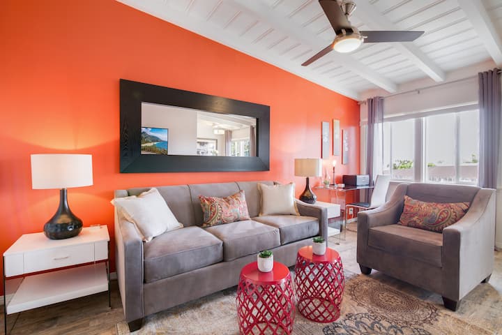 להירגע בסלון האופנתי הזה עם ספה רכה וכורסה מסוגננת.