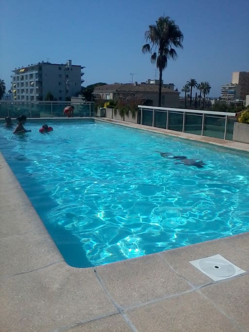 piscine au-dessus de la résidence, vue sur la mer, soleil, ciel, bien etre...
