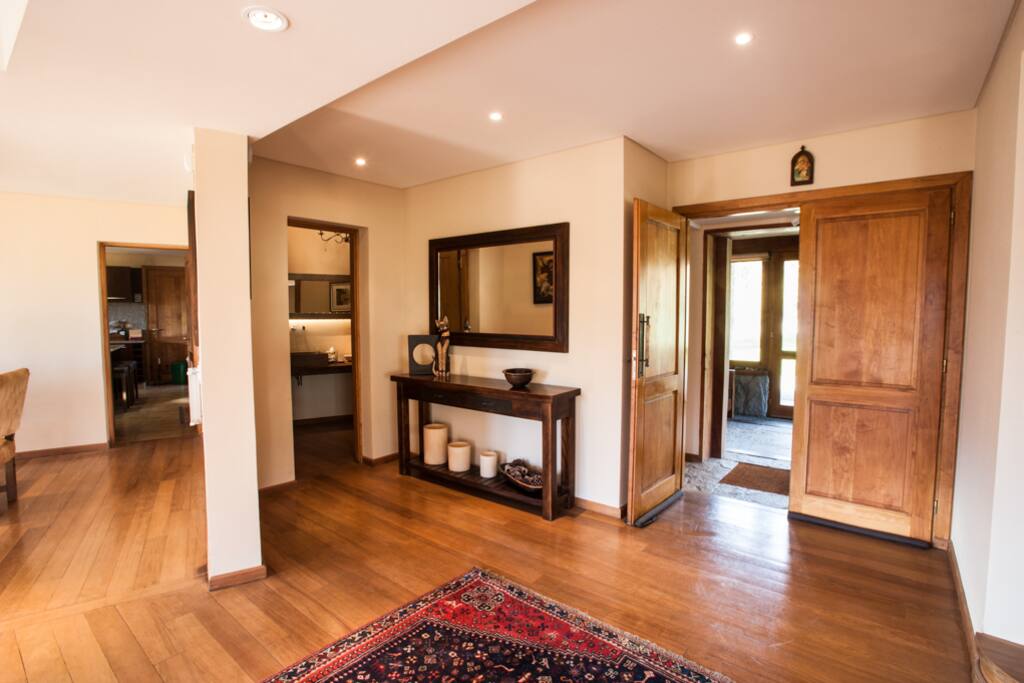 Entrada principal, hall frío y baño de invitados // Main entrance hall and guest bathroom