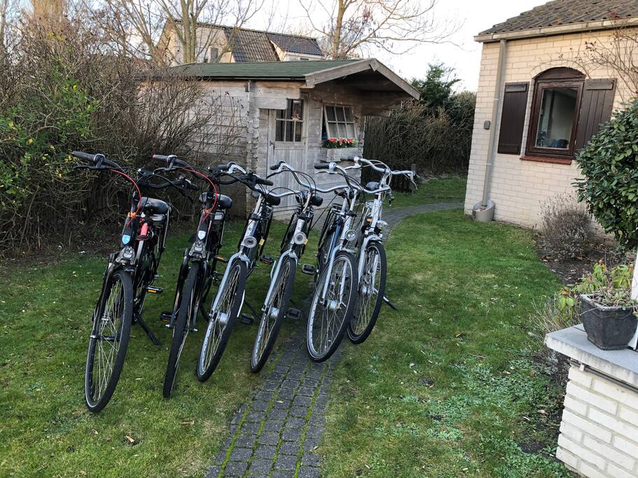 In de schuur staan 6 fietsen -waaronder 2 e-bikes- die u gratis kunt gebruiken!