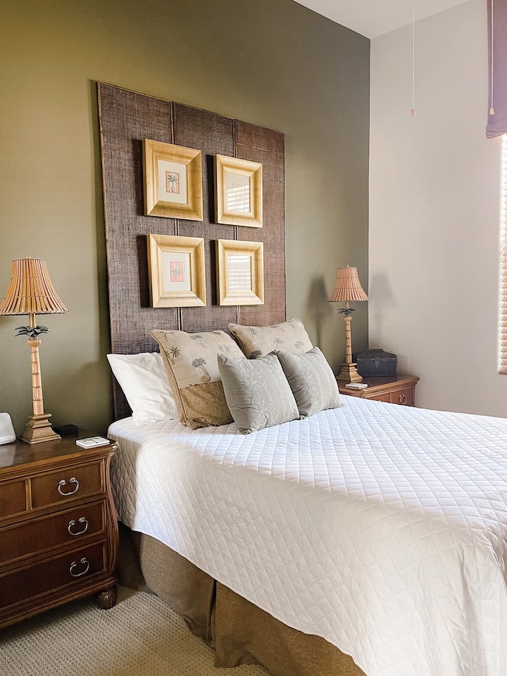 Druhá spálňa má manželskú posteľ a je vybavená pohodlnou posteľnou bielizňou a vankúšmi.