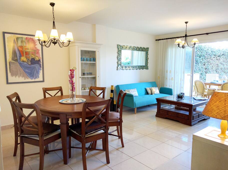 Living room and dining room are connected. Dinner table can sit up to 6 people