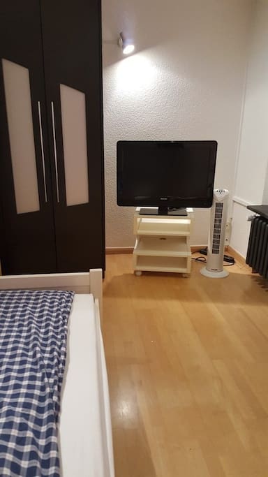 TV und Schrank und Ventilator