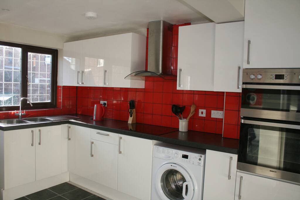 Fully Fitted Kitchen