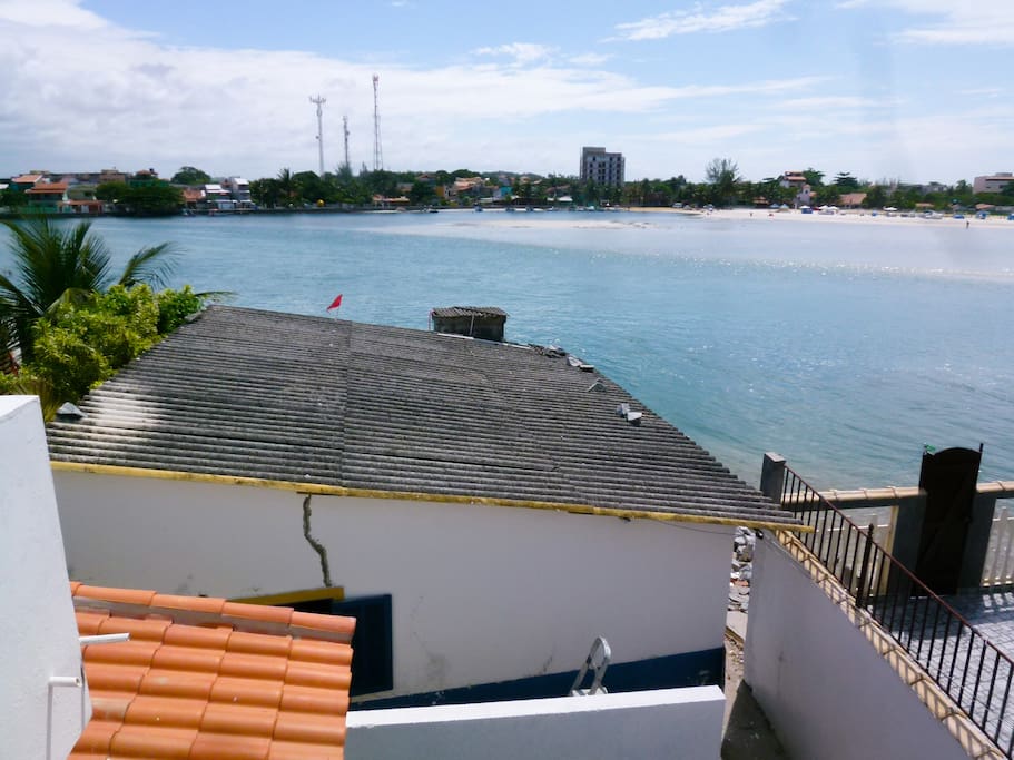 A casa fica nos fundos da minha e tem a lagoa de Saquarema na porta