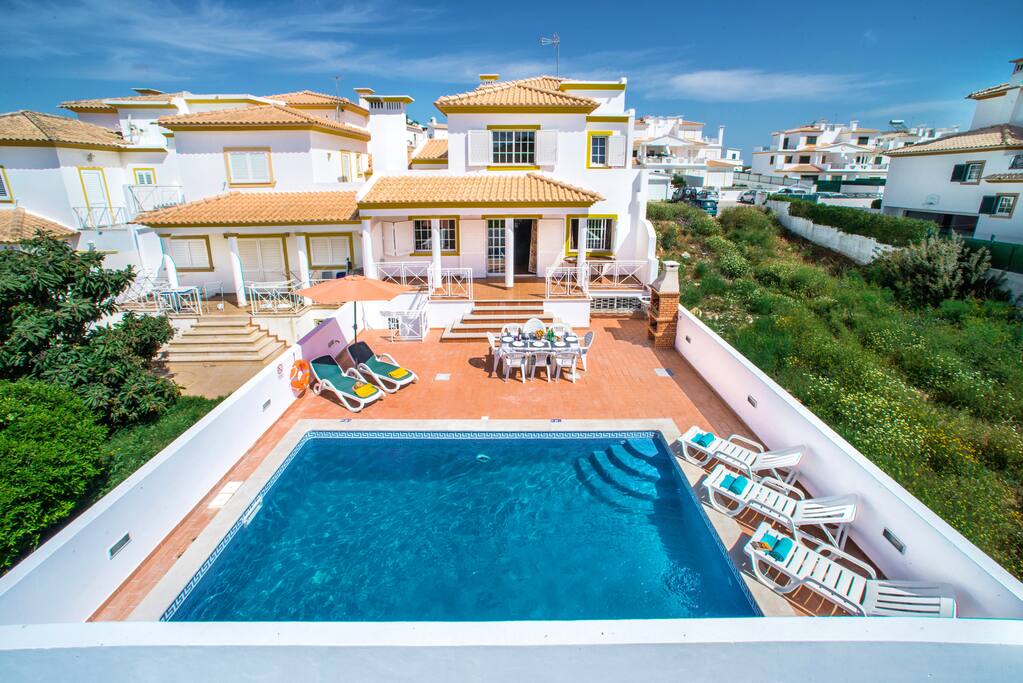 Villa Albufeira LS213 - 10 persons villa in the center of Albufeira with private pool, at 3.3 km from the STRIP, ideal for a group of friends, youngsters welcome!
