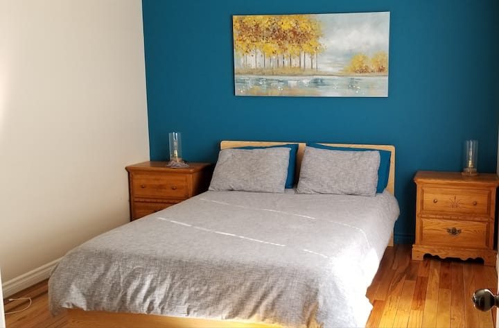 Muret e dhomës së gjumit dhe çarçafët Deco Krevat dopio "Queen", kati përdhes