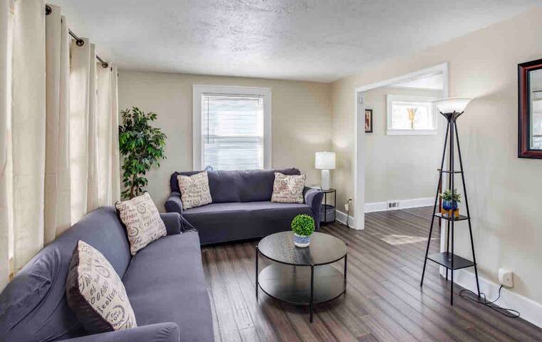 Fabulous by Airpt/DwTN/UofR gallery image 2