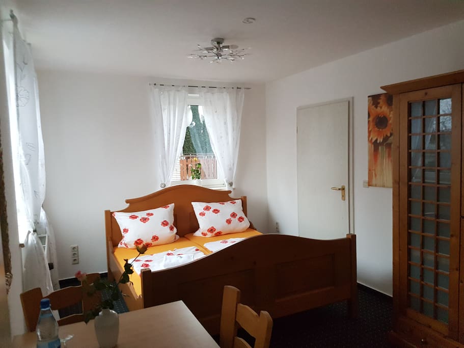 Wellnes Zimmer mit Dusche und Wellnessbadewanne.