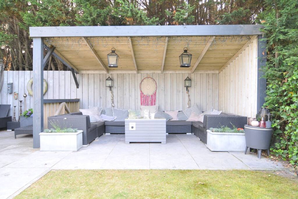 Loungehoek in de tuin, met vuurtafel. Plek voor 8 personen.