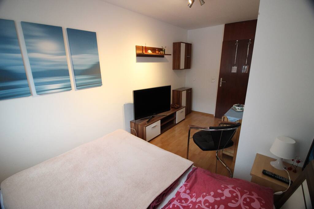 Großer Flatscreen und Wohnwand