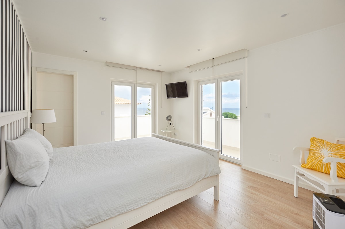 Eerste verdieping: onze suite met eigen badkamer, kastkamer en groot balkon 