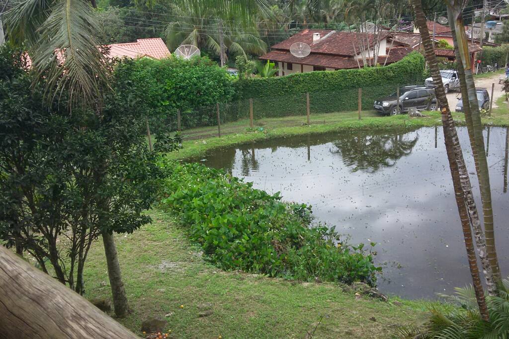 vista da varanda superior da casa para o lago da entrada.