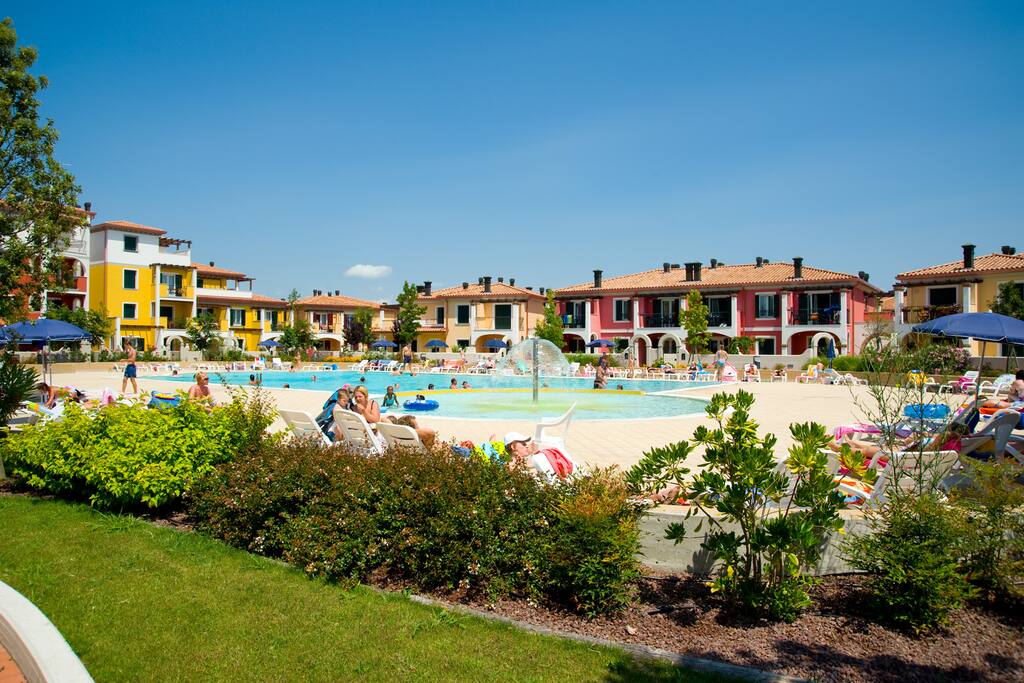 piscine zona solarium con lettini