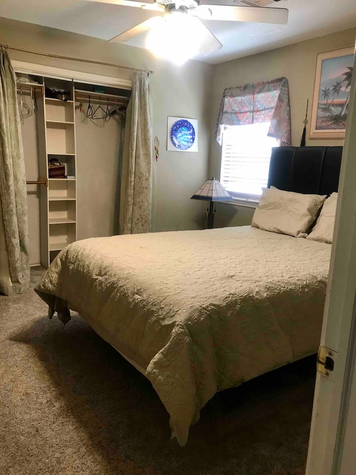 Krevat dopio "queen" në dhomën kryesore të gjumit 
Shkumë memorie hibride me kornizë të rregullueshme 