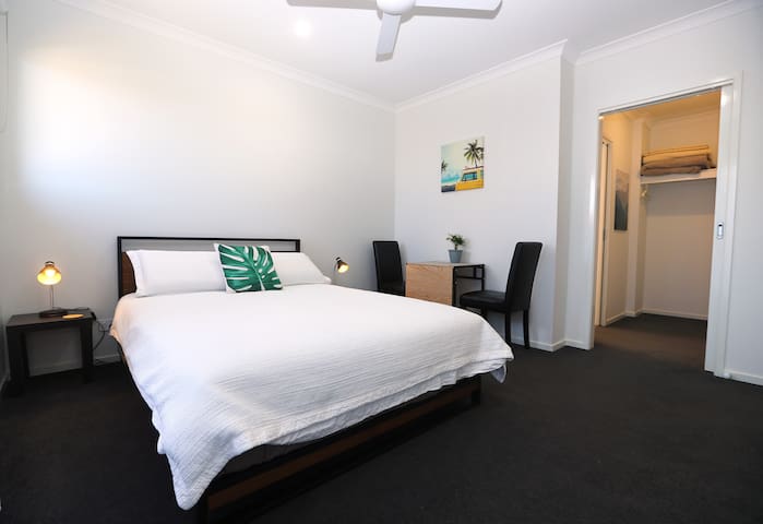 Self-contained suite in Torquay, with breakfast