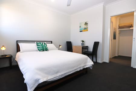 Self-contained suite in Torquay, with breakfast