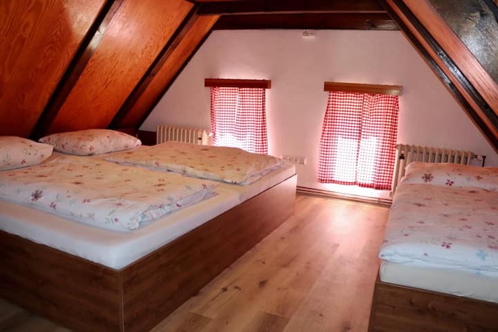 Chumba cha kulala # 2 (Chumba cha kulala n.2)
Vitanda (Vitanda) 1x 240x240cm
1x classic 90x200cm
TV