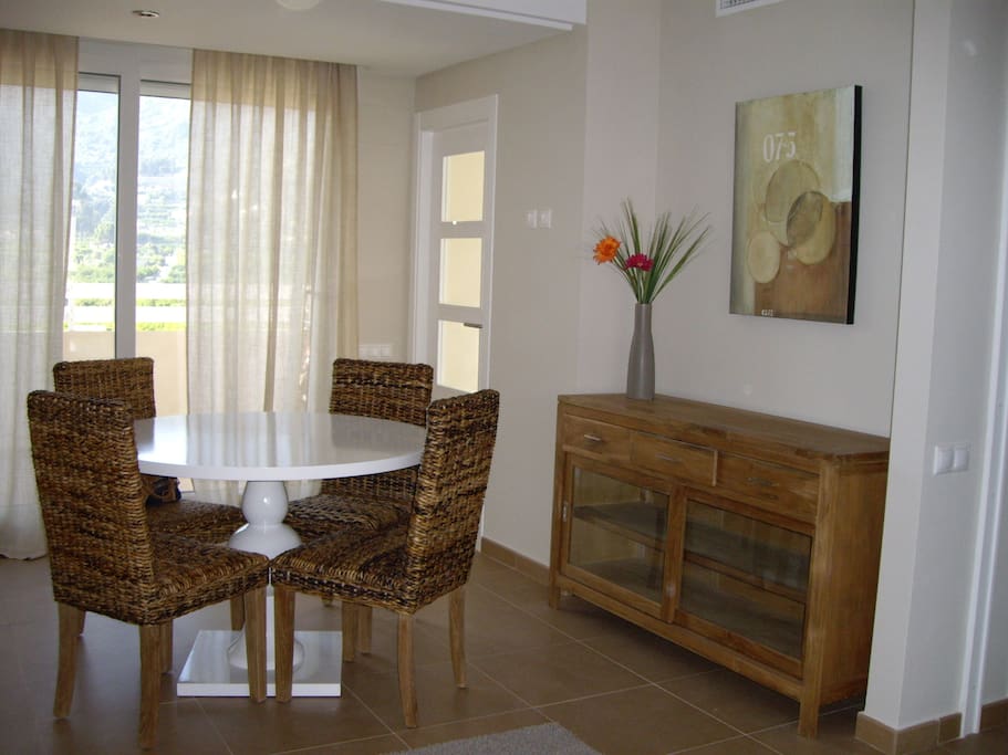 Amplio comedor que da a 2 terrazas