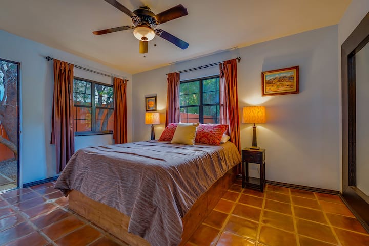 Dormitorio 2 con acceso directo al patio trasero.