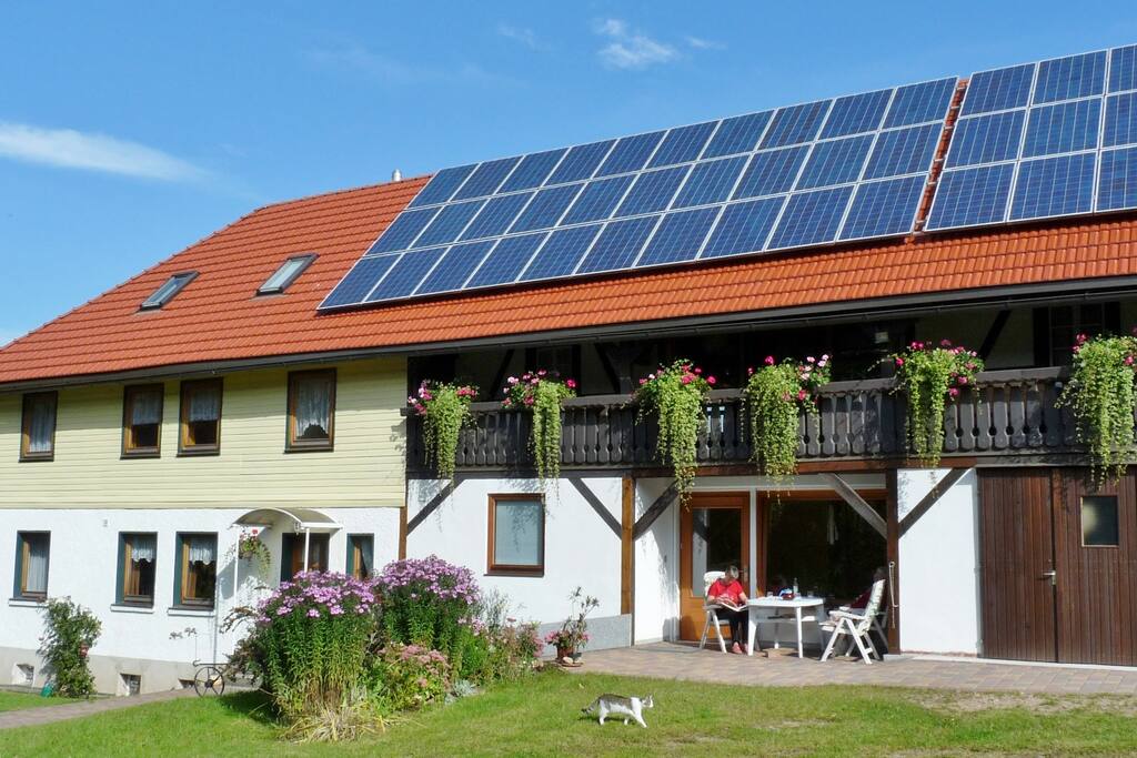 Gerne stellen wir im Garten Grill, Federballspiel & Co bereit