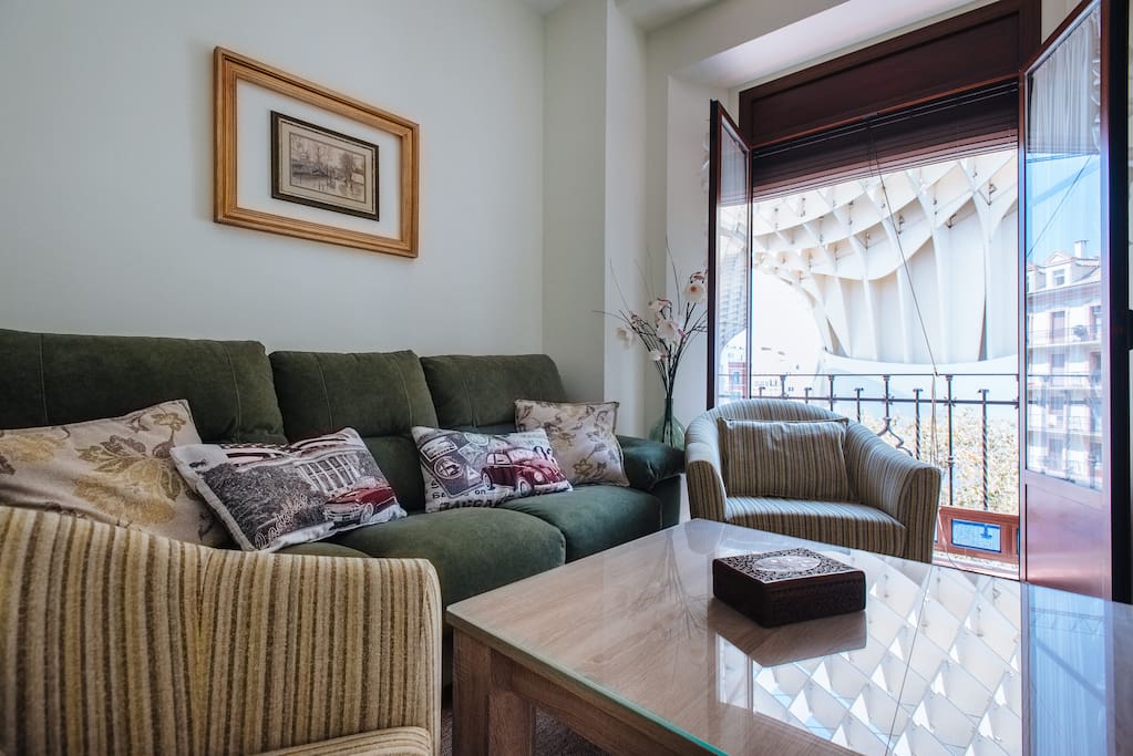 Salón con balcón a la calle principal - Living room with balcony to the main road
