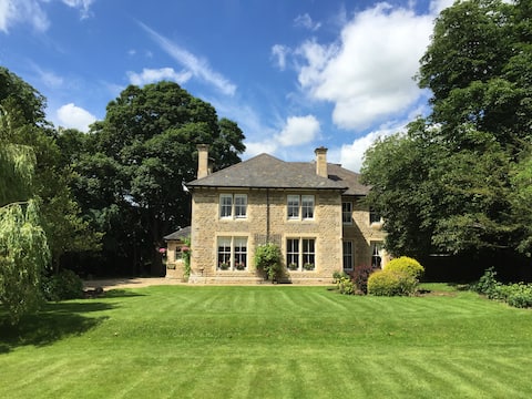 Stamford Farmhouse - sleeps 17 with large hot tub