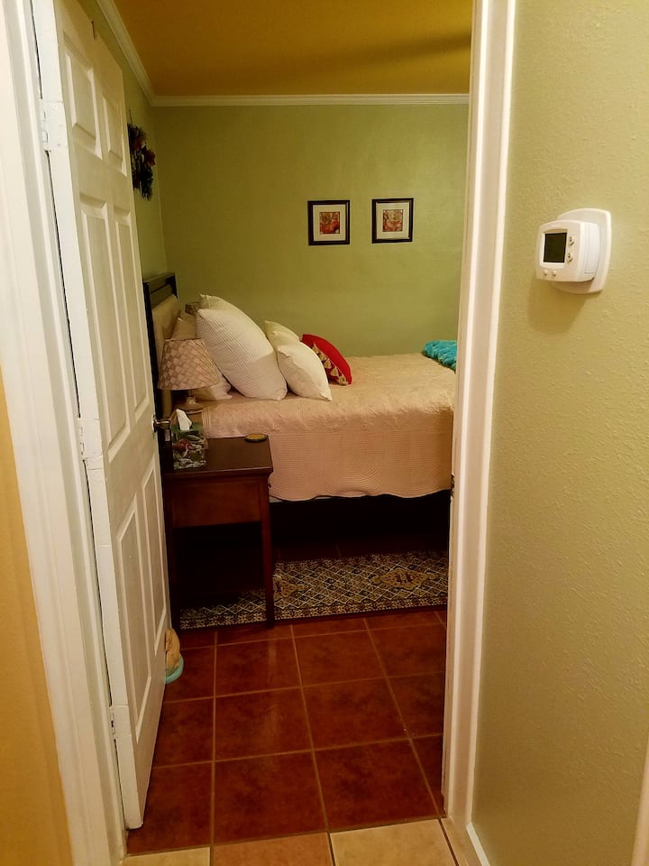 ผ่อนคลายหลังจากออกไปช้อปปิ้งหรือไปเที่ยวโรงบ่มไวน์ท้องถิ่นมาทั้งวัน