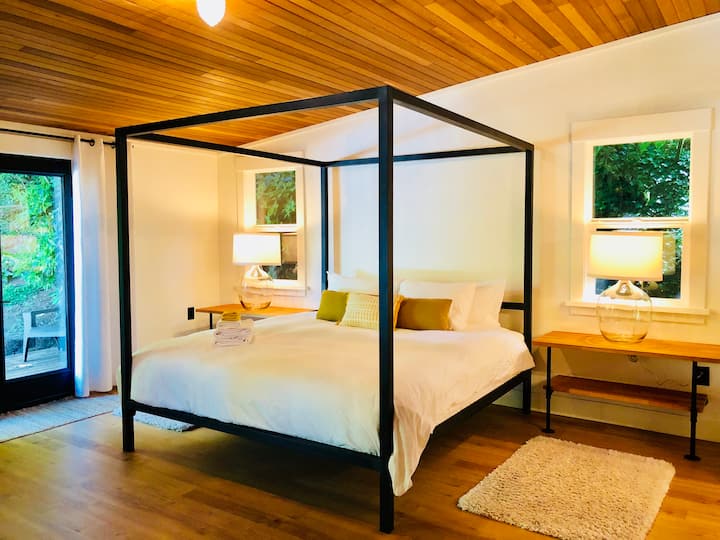 The Gatehouse Tranquil Private & Closein w/ Spa! Houses for Rent in