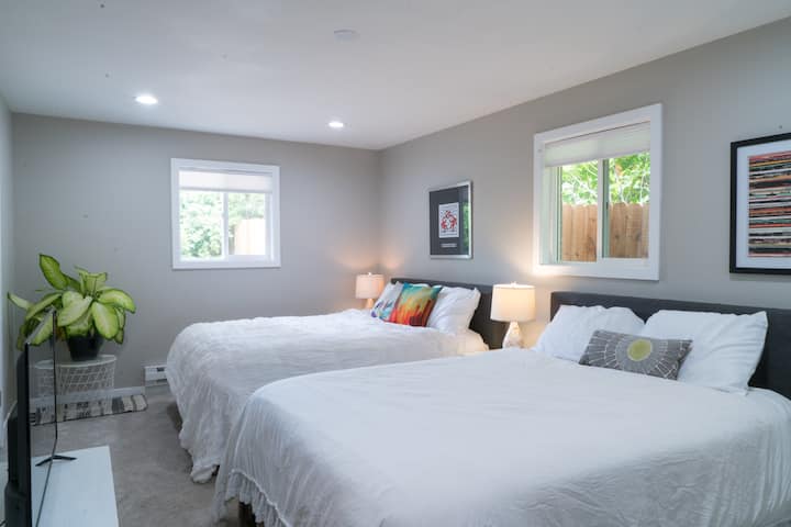 Obrovská 3. spálňa s dvoma manželskými posteľami Queen a vlastným vlastným vchodom na zadnú terasu!