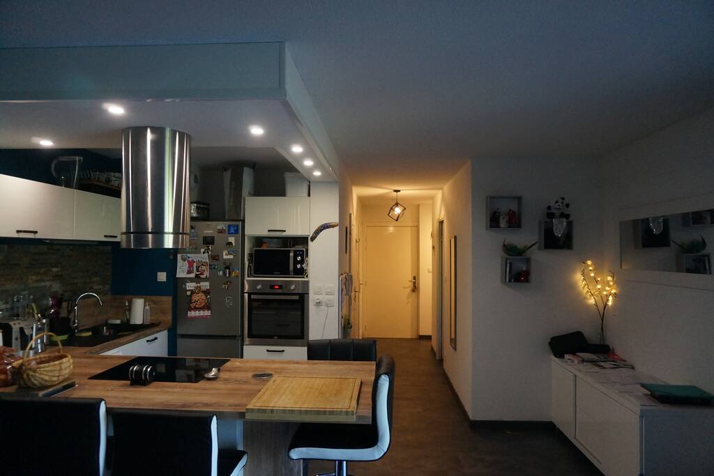 Vue cuisine + couloir d'entrée.