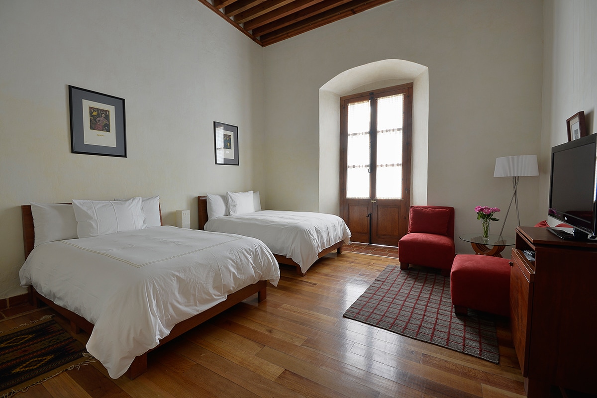 Chambre pour deux adultes ; deux enfants peuvent également dormir confortablement avec les parents