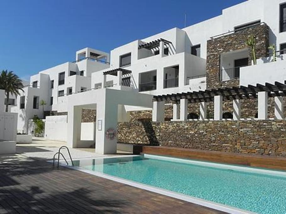 Dos piscinas comunitarias