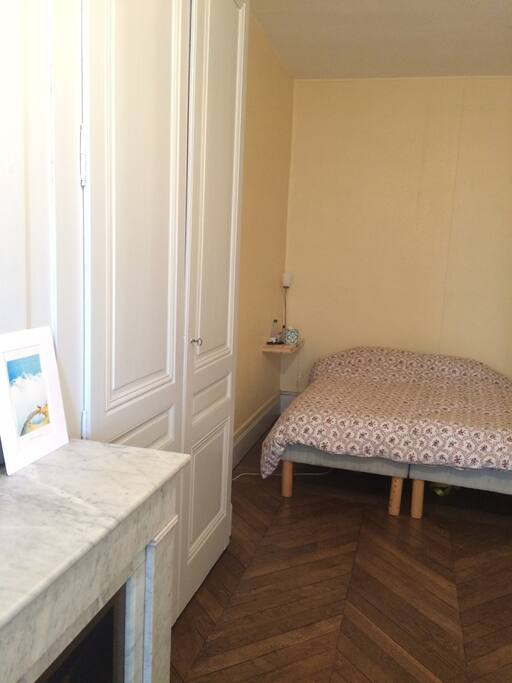 Grande chambre en longueur : le lit est à l'opposé de la fenêtre, il n'y a donc pas de bruit. Un bureau (non visible sur la photo) est également présent dans la chambre si vous souhaitez travailler.