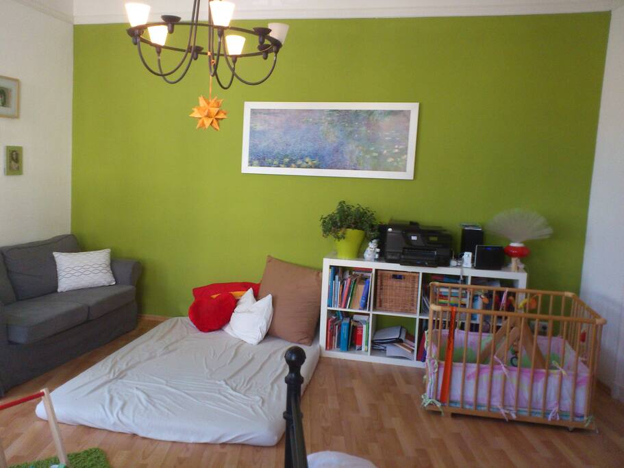 Wohnzimmer mit Doppelbett
