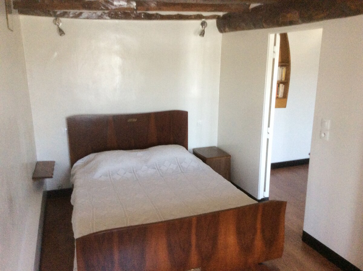 Mala spavaća soba s bračnim krevetom s pogledom na Senu i izlaskom sunca u jutarnjim satima