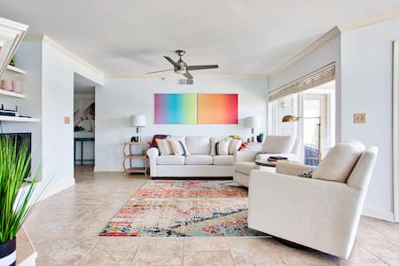 Modern Remodeled Condo with 180° Lakefront View!