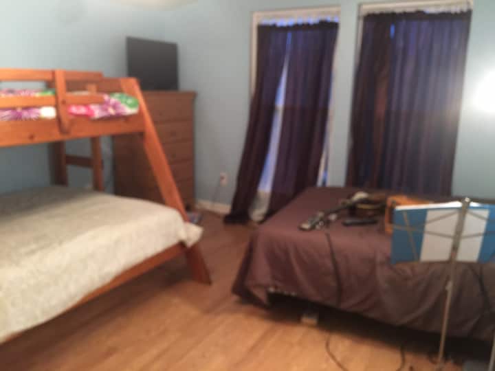 Cama litera tamaño queen/matrimonial, la segunda cama también es una cama tamaño queen.