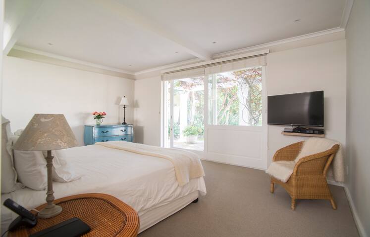 Sunny Constantia home with pool & spacious garden gallery image 3