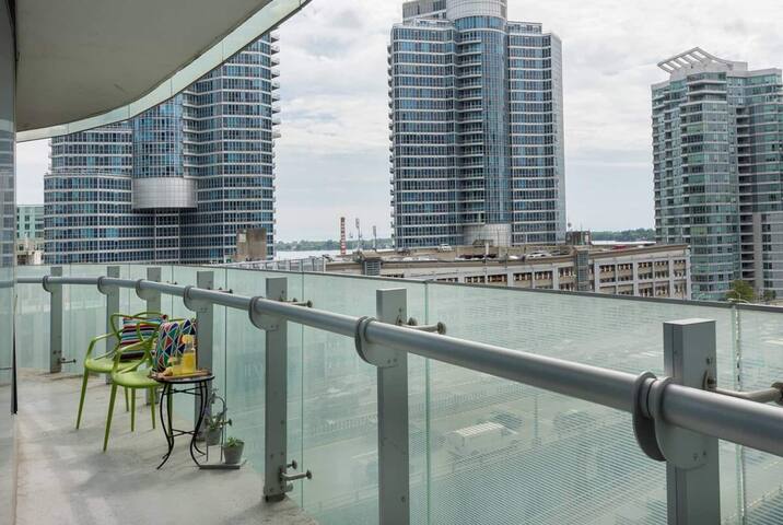 Big Modern Corner 3BDRM Condo MTCC, CN, Waterfront gallery image 4