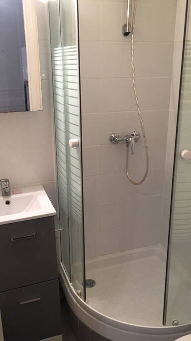 Salle de bain (douche, lavabo, WC, chauffage, rangements)