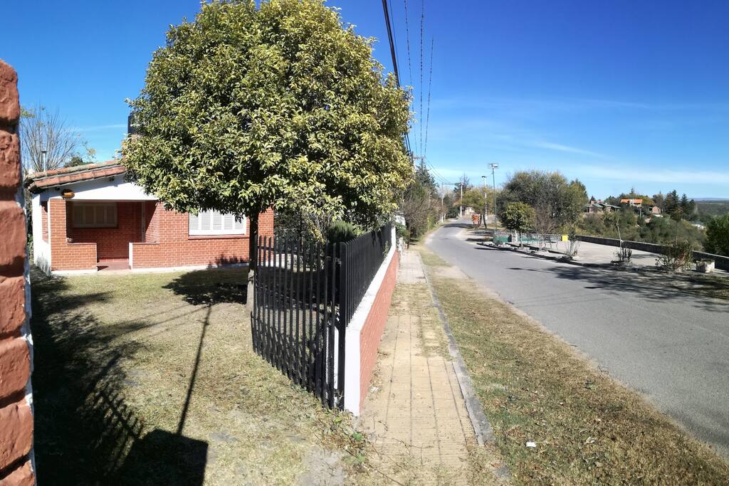Frente e ingreso de vehículo capacidad para 2